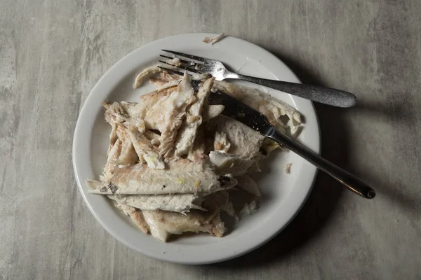 Порванная Рыбная Филе Подается Вилкой Ножом Белой Тарелке Ресторана Стоять — стоковое фото