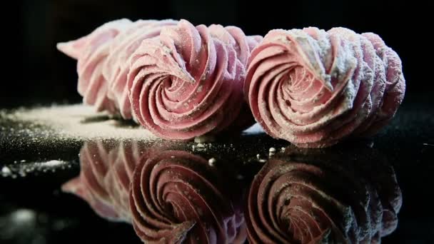 Menselijke Hand Stelt Kleine Luchtige Roze Marshmallows Buurt Van Drie — Stockvideo