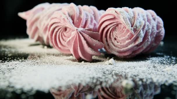 Panorama Růžové Ručně Marshmallows Posypané Cukru Prášek Pozadí Černé Zrcadlo — Stock video