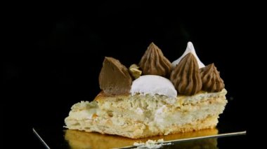 lezzetli çift katmanlı Kiev pasta kesilerek parçası üzerinde aşağı Panorama bol çikolatalı krema ve fındık siyah ayna arka plan yansıması ile süslenmiş