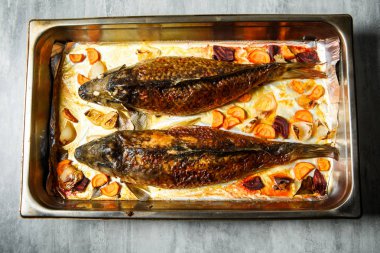 üstten görünüm havuç ile tamamen doldurulmuş balık ızgara, pancar ve soğan parçaları metal hizmet deneyin