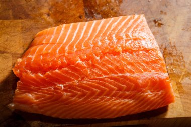 deri ile çiğ somon fileto budunu yalan ahşap tablet üzerinde