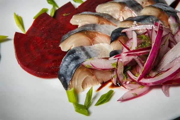 Closeup Mackerel Beet Slices Chopped Red Green Onion Served White — Stock Photo, Image