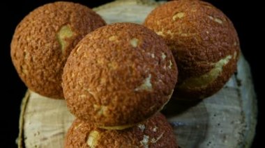 lezzetli Fransız tatlı choux pasta yalanlar üzerine siyah ayna arka plan üzerinde ahşap çerçeveler büyütmek