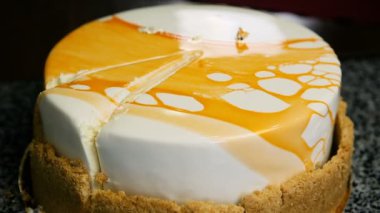 beyaz ve sarı sır mousse kek kesilerek parça ile yuvarlak ile kaplı yuvarlak ev yapımı mousse kek üzerinde odak