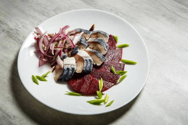 Mackerel Beetroot Slices Chopped Red Green Onion Served White Restaurant — Stock Photo, Image