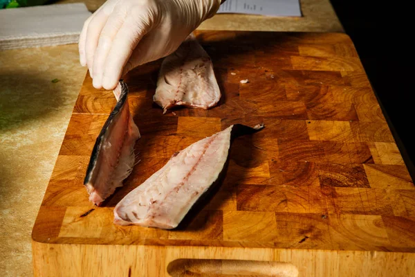 Koch Hand Hand Rohe Makrelenfilets Mit Messer Auf Holzschneidebrett Zubereiten — Stockfoto