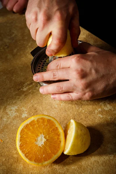 Prozess Der Manuellen Extraktion Von Frischem Zitronensaft Mit Quetsche — Stockfoto