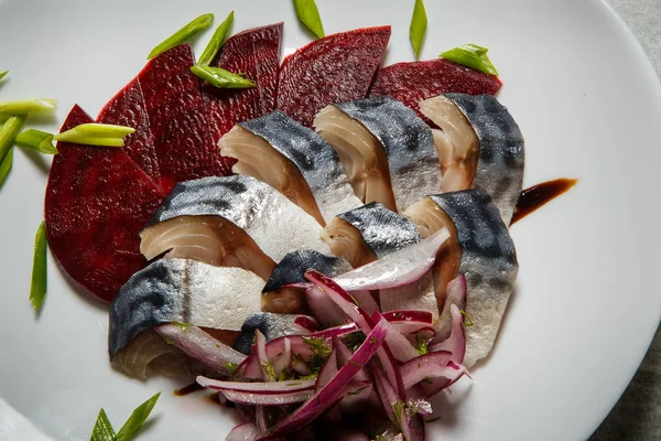 Closeup Mackerel Beetroot Slices Chopped Red Green Onion Served White — Stock Photo, Image