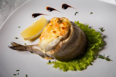 karışık peynir ve doldurma, somon salata, limon ve beyaz tabakta soslu alabalık pişmiş tatlı