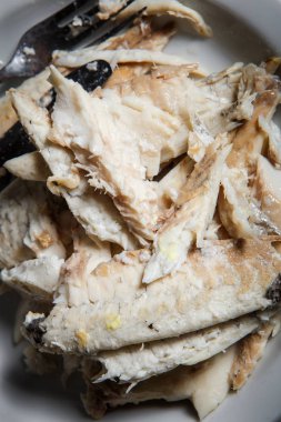 çatal ve bıçak gri tablo arka plan üzerinde beyaz Restoran plaka stand closeup yırtık pişmiş balık fileto hizmet