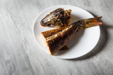 baş ve kavrulmuş doldurulmuş balık kuyruk gri tablo ile üstten görünüm beyaz Restoran tabakta servis