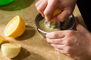 işlemi el ile ekstraksiyon taze limon suyu sıkacağı ile