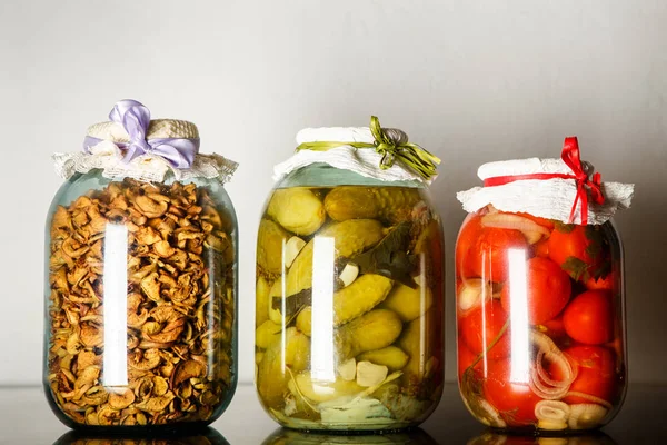 Tres Grandes Frascos Vidrio Con Tomates Enlatados Caseros Pepinos Manzanas — Foto de Stock