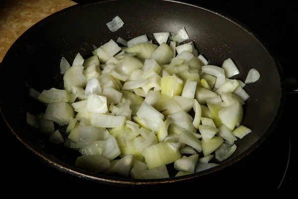 Appetitvækkende Stegt Løg Med Olie Sort Stegepande - Stock-foto