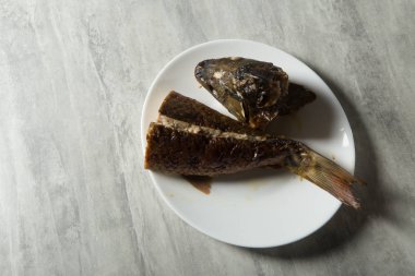baş ve kavrulmuş doldurulmuş balık kuyruk gri tablo ile üstten görünüm beyaz Restoran tabakta servis