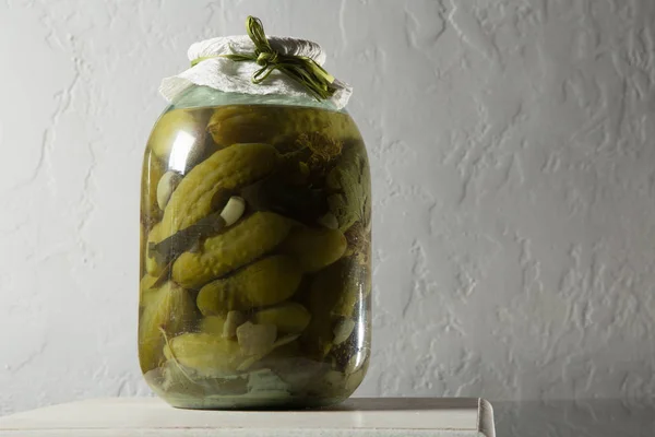 Zelfgemaakte Ingeblikte Komkommers Grote Glazen Pot Staan Keukentafel Tegen Grijze — Stockfoto