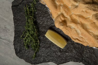 çırpılmış yumurta akı ile dilimlenmiş limon ve biberiye siyah Restoran tablet gri masada servis altında dorado closeup pişmiş