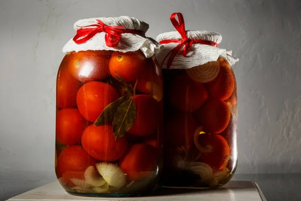 Dos Grandes Frascos Vidrio Con Tomates Enlatados Caseros Están Mesa — Foto de Stock