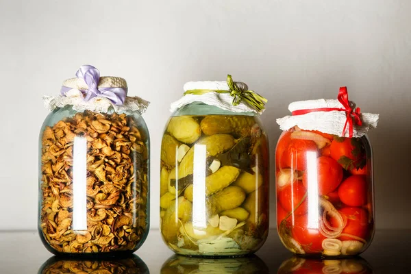 Tres Grandes Frascos Vidrio Con Tomates Enlatados Caseros Pepinos Manzanas — Foto de Stock