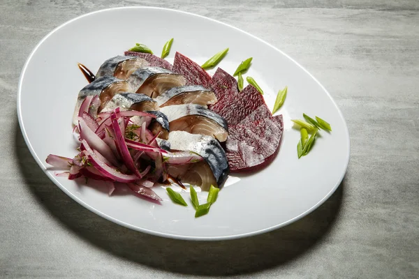 Rodajas Caballa Remolacha Con Cebolla Roja Verde Picada Servida Plato — Foto de Stock