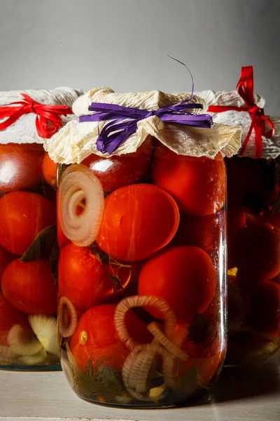 Frasco Vidrio Primer Plano Con Tomates Enlatados Caseros Pie Mesa — Foto de Stock