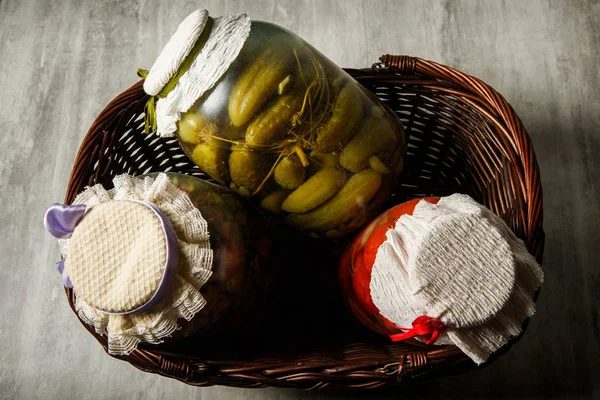 Tres Grandes Frascos Vidrio Con Tomates Enlatados Caseros Pepinos Manzanas — Foto de Stock