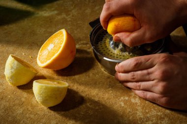 işlemi el ile ekstraksiyon taze limon suyu sıkacağı ile