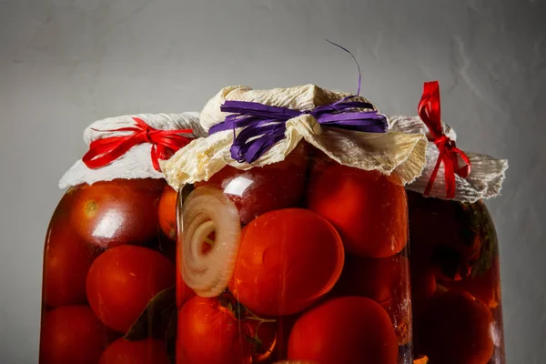 Primer Plano Del Árbol Grandes Frascos Vidrio Con Tomates Enlatados — Foto de Stock