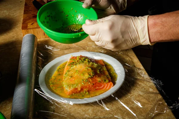 Prozess Der Marinierung Von Rohem Lachsfilet Mit Marinade Aus Dill — Stockfoto