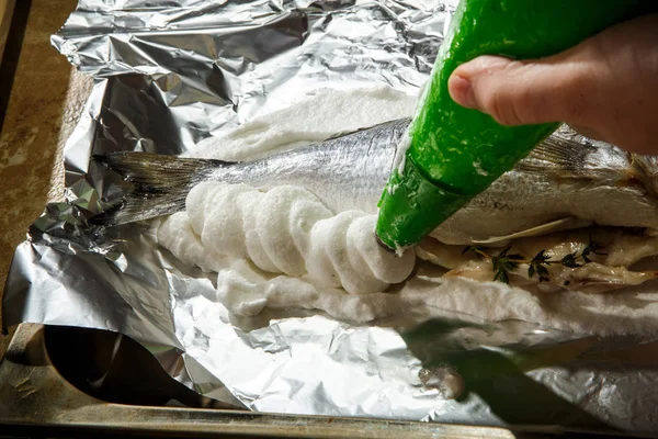 Die Betrekking Hebben Dorado Gevuld Met Kruiden Folie Met Opgeklopte — Stockfoto