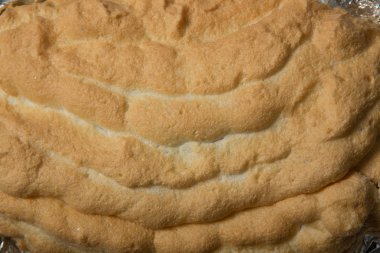 üstten görünüm portre çırpılmış yumurta akı kapak folyo üzerinde pişmiş Dorado