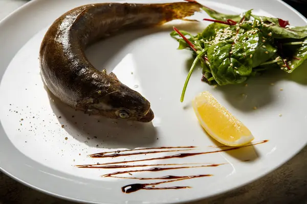 Ikan Trout Panggang Closeup Disajikan Dengan Salad Rucola Lemon Dan — Stok Foto