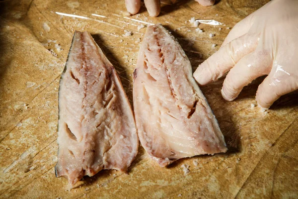 Koch Hand Hand Makrelenfilet Auf Lebensmittelfolie Zubereiten — Stockfoto