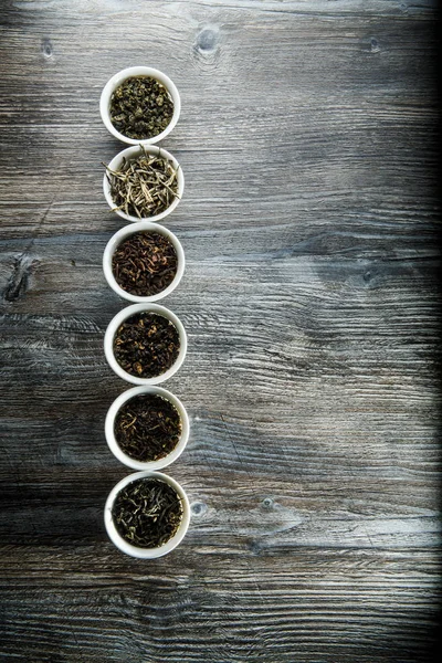 Draufsicht Auf Verschiedene Arten Von Teeblättern Weißen Kleinen Runden Gefäßen — Stockfoto