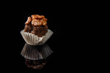 siyah ayna arka plan üzerinde ceviz portre sağlıklı yararlı organik el yapımı şeker süslenmiş