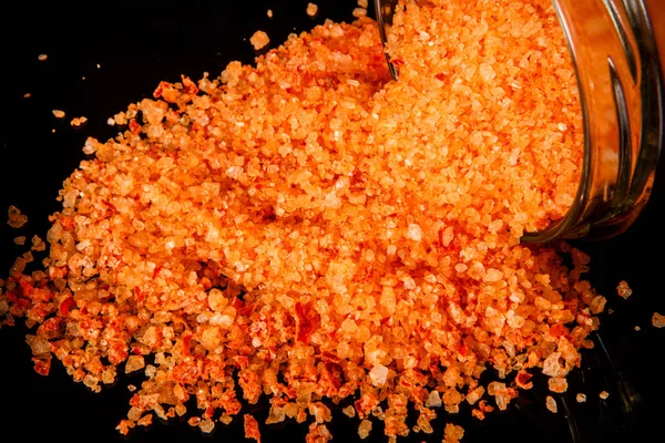Макро Большой Апельсин Натуральная Органическая Морская Соль Выливается Маленькой Стеклянной — стоковое фото