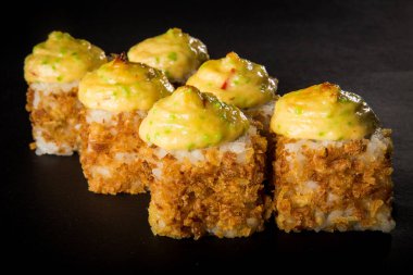 portre rulo ile füme tavuk, tobiko havyar, üstte siyah arka plan üzerine hizmet kranch-soğan ve peynir soslu krem peynir dekore philadelphia pişmiş.