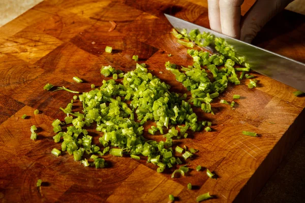 Grüne Zwiebel Fein Gehackt Mit Dem Messer Auf Braunem Holzschneidebrett — Stockfoto