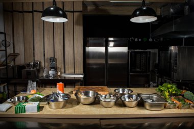 Balık fileto, limon, havuç ve pancar, dereotu ve tuz kase bej mutfak masasının üzerinde yalan