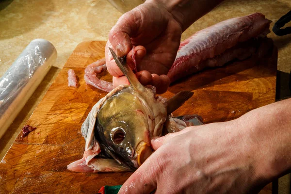 Closeup Chef Handen Schoon Grote Verse Vis Bruin Houten Snijplank — Stockfoto