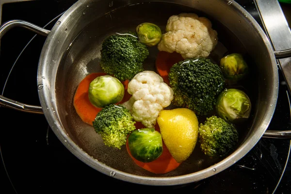 Rosenkohl Brokkoli Blumenkohl Und Möhren Wasser Getaucht Metallgefäß — Stockfoto