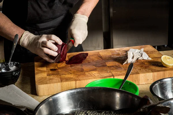 Rote Bete Hand Handschuhen Auf Küchenholzschneidebrett Schneiden — Stockfoto