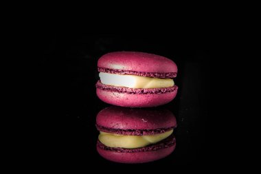 tek mor berry acıbadem kurabiyesi Beyaz Dolgulu siyah ayna arka plan yansıması ile servis