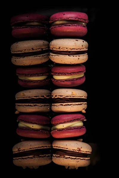 Row Colorful Macaroons Sweet Filling Served Black Mirror Background Reflection — Stock Photo, Image