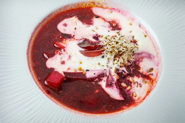 Borscht Macro Ucraniano Decorado Con Crema Agria Brotes Trigo Servidos — Foto de Stock