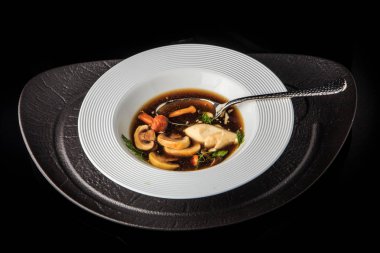 üstten görünüm lezzetli vejetaryen çorba mantar, mozzarella peyniri ve dereotu ile Restoran beyaz tabak ve kaşık servis