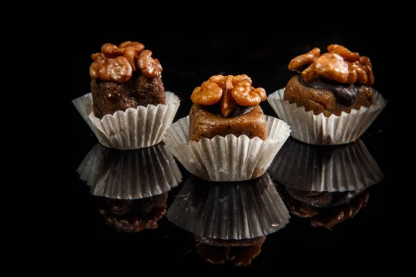 Tres Saludables Caramelos Orgánicos Útiles Decorados Con Nueces Sobre Fondo — Foto de Stock