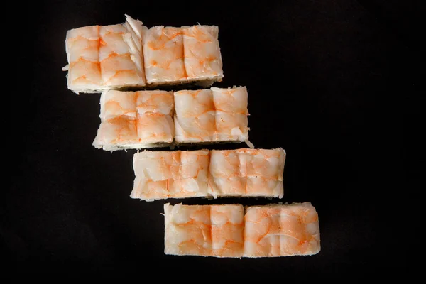Ovanifrån Japansk Rulle Sushi Med Gurka Färskost Och Tiger Räkor — Stockfoto