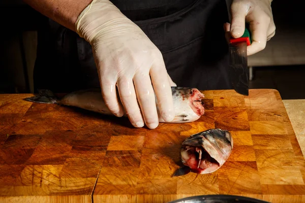 요리사 보드에 고등어 생선의 머리에 — 스톡 사진